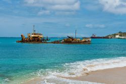 Relitto arenato dinanzi alla costa settentrionale dell'isola di Saint Martin, vicino a Marigot  - © Hank Shiffman / Shutterstock.com