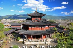 Residenza di Mu a Lijiang in Cina. L'attuale palazzo e i suoi giardini si estendono su una superficie di circa 8 ettari, ampiamente decorata, questa costruzione sorge su una collina che ...