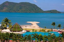 Resort turistico a Koh Si Chang, la famosa isola della Thailandia - © OlegD / Shutterstock.com