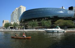 L'Ottawa Convention Centre sorge sul Rideau Canal di Ottawa (Ontario, Canada), su Colonel By Drive, dove è stato inaugurato nel 2011. Il centro congressi è stato progettato ...