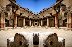 Riflessi al computer ad Ercolano, nel sito archeologico ai pendici del Vesuvio - © onairda / Shutterstock.com