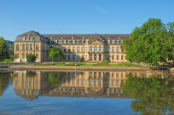 Il Neue Schloss di Stoccarda, o Castello Nuovo, si riflette sullo specchio d'acqua che caratterizza il suo giardino. Nato come dimora reale e usato nel Settecento dai re di Wurttemberg, ...