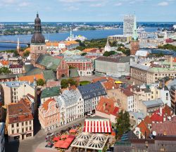 Riga vista dall'alto, come si può ammirare dal punto di vista elevato della chiesa di San Pietro - © anjun / Shutterstock.com