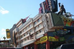 Ripley's believe it or not Museum, Niagara Falls: è uno stravagante museo di oggetti stravaganti e curiosi provenienti da tutto il mondo.Presente anche in altre città nordamericane, ...