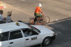 Un risciò nella cittadina di Yangon, Birmania. Questo mezzo di trasporto è molto diffuso in Asia e Africa. Il termine deriva dall'inglese rickshaw che a sua volta proviene ...