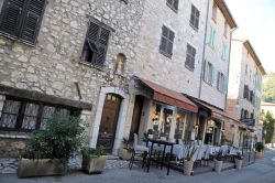 Ristorante a Tourrettes sur Loup, Francia - Sulla piazza principale del paese, Place de la Libération, si affacciano bar e ristoranti che durante quasi tutto l'anno, complici anche ...