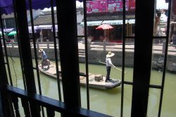 Ristorante a Zhouzhuang: Cina vista del canale da una delle finestre