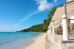 Ristorante in spiaggia a beau Vallon Seychelles - © chbaum / Shutterstock.com