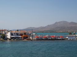 Un ristorantesulla spiaggia di Elafonissos, Grecia meridionale - © Ioannis Nousis / Shutterstock.com