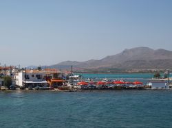 Un ristorantesulla spiaggia di Elafonissos, Grecia ...