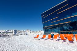 Ristorante sulle piste di Ischgl, Austria. Dalla malga di montagna al locale pluristellato di alta classe: più di 40 ristoranti offrono delizie per il palato  - © Mikkel Bigandt ...