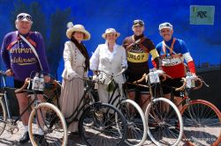 Il Ritratto di alcuni partecipanti alla Retro Ronde, tutti indossano rigorosamente vestiti d'epoca, e anche le biciclette sono accessoriate come i velocipedi di un tempo - © www.retroronde.be ...