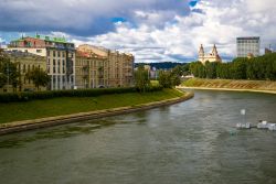 Le rive del fiume Neris a Vilnius in Lituania. ...