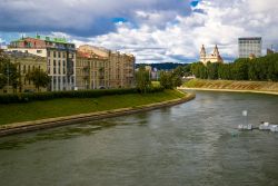 Le rive del fiume Neris a Vilnius in Lituania. La città sorge alla confluenza di questo fiume con il Vilnia - © Marek H. / Shutterstock.com