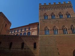 Retro della Rocca Salimbeni, che si affaccia su Piazza dell'Abbadia a Siena