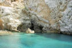 Rocce a Skiathos: il meraviglioso mare cristallino della Grecia, isole Sporadi - © BrankoG / Shutterstock.com