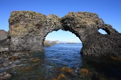 Delle rocce formano una porta naturale a Arnarstapi, ...