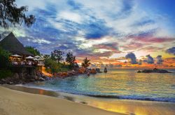 Tramonto in spiaggia sull'isola di Praslin ...