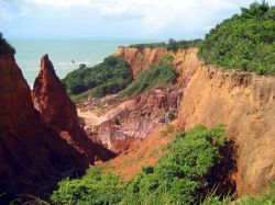 L'Oceano Atlantico, nella zona intorno a Recife, la capitale del Pernambuco, è bordato da rocce rosse con particolari forme di erosione - © Giancarlo Liguori / Shutterstock.com ...