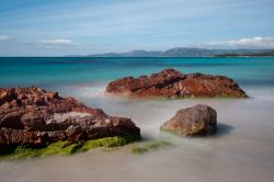 Rocce rosse sulla bella spiaggia della Palombaggia in Corsica, vicino a Porto Vecchio - © pcruciatti / Shutterstock.com