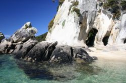 Rocce sulla costa del Parco Nazionale Abel Tasman: siamo in Nuova Zelanda sulle coste nord-orientali dell'Isola del Sud, Regione di Tasman - © Eldad Yitzhak / Shutterstock.com