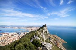 La famosa Roccia di Gibilterra, la punta rocciosa che segna l'estremità della penisola iberica, una delle cosiddette Colonne di Ercole - © Artur Bogacki / Shutterstock.com
