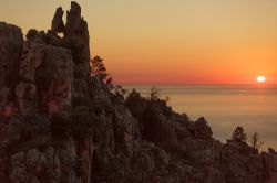 Roccia forata a forma di cuore, durante un romantico tramonto alle Calanches di Porto in Corsica - © Stephane Bidouze / Shutterstock.com