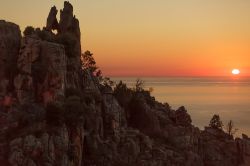 Roccia forata a forma di cuore, durante un romantico ...