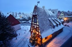 Inverno a Rothenburg ob der Tauber, Germania - Una bella immagine invernale ritrae la città del Land della Baviera dopo una nevicata: con le luci e gli addobbi natalizi a illuminare l'atmosfera, ...