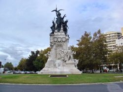 Il monumento al Popolo e agli Eroi della Guerra Peninsulare, "Monumento ao Povo e aos Herois da Guerra Peninsular", fu realizzato da José e Francisco de Oliveira Ferreira. Si ...