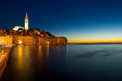 Rovigno al tramonto, si nota il Duomo di Santa Eufemia (skyline Rovinj at sunset) - © R. Fassbind / Shutterstock.com