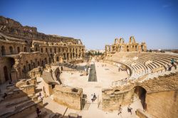 Le famose rovine di El Jem: ci troviamo dentro al grande Colosseo della Tunisia, il terzo anfiteatro romano,  per dimensioni, del mondo - © Marques / Shutterstock.com 