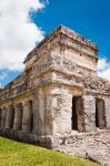 Rovine Maya presso il sito archeologico di Tulum, nella penisola dello Yucatan in Messico - © Marko Razpotnik Sest / Shutterstock.com