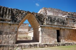 Le rovine Maya di Uxmal in Messico. Questa porta d'ingresso è vista dalla zona del gioco della Palla - © Libor Píška / Shutterstock.com