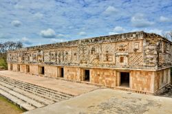 Le rovine, ben conservate, del Quadrilatero delle Monache a Uxmal. Questo importante sito archeologico si trova  in Messico, nella Penisola dello Yucatan - © Elzbieta Sekowska / Shutterstock.com ...