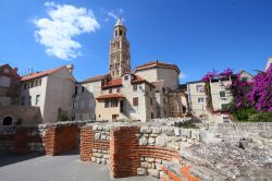 Testimonianze storiche nel centro di Spalato, in Dalmazia (Croazia): in primo piano alcune rovine romane e sullo sfondo il complesso reale di Diocleziano col suo famoso campanile. Il palazzo ...