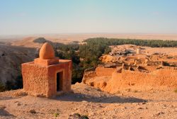 Rovine berbere vicino al villaggio di Chebika: notare le palme che delimitano il confine dell'oasi di questa porzione di desrto tunisino. Ci troviamo nella regione di Tozeur, non lontno ...