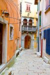 Rovinj center: una via del centro storico di Rovigno in Istria (Croazia) - © motorolka / Shutterstock.com