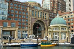 Il Rowes Wharf di Boston, Massachusetts, risale al 1987 ed è famoso per l'arco del Boston Harbor Hotel, che si affaccia sulla grande piazza tra Atlantic Avenue e il porto. Sul lungomare, ...