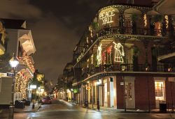 Royal street a Natale, New Orleans - Decorazioni natalizie e addobbi a festa per Royal Street, una delle più antiche vie del quartiere francese conosciuta per i negozi di antiquariato ...