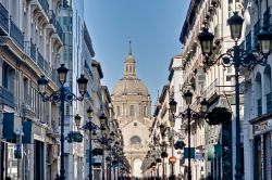 Rua Alfonso I è l'arteria principale del centro storico di Saragozza, Spagna: qui si concentrano negozi e locali brulicanti di visitatori, in un viava contagioso che sembra non fermarsi ...