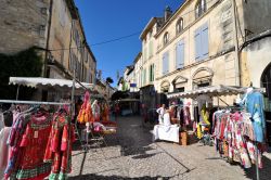 Sulla Rue des Halles, in pieno centro storico, si svolge il vivace mercato del martedi a Tarascona (Provenza)