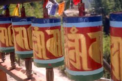 Ruote delle Preghiere a Taktshang Goemba (il nido della tigre), il famoso monastero del Bhutan - © Attila JANDI / Shutterstock.com