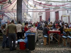 Gli stand gastronomici in una piazza di Lisbona in occasione della sagra di Sant'Antonio. Nel labirinto di stradine, scalinate sfalsate e piazzette minuscole dove le case sembrano quasi ...