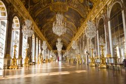 Gallera degli Specchi nella Reggia di Versailles, Francia. Rappresentava il simbolo del potere del Re di Francia ed è ancora oggi uno splendore di stucchi e specchi che ne amplificano ...