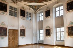 Una sala del monastero di Weingarten, Germania - Quadri antichi, stucchi e decorazioni pittoriche abbelliscono una delle sale dell'abbazia barocca di Weingarten
