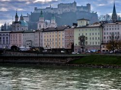 Panorama di Salisburgo sul fiume Salzach con le case del centro storico e la fortezza meglio conservata di tutta l'Austria, Festung Hohensalzburg.
