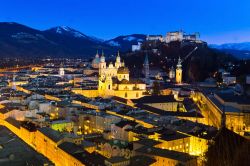 Salisburgo by night: di notte il panorama della città, compreso quello sul Castello Hohensalzburg, lascia senza fiato - © Lisa S. / Shutterstock.com