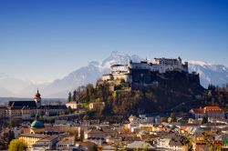 Salisburgo, la fortezza Hohensalzburg. Il centro storico della città è dominato dal grande castello, da cui si gode un attimo panorama su Salisburgo e le Alpi - © Rene Sputh ...