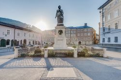 Salisburgo, l'elegante  Mozartplatz: al centro della piazza si erge la statua di Wolfang Amedeus Mozart, il celebre compositore austriaco - © Anibal Trejo / Shutterstock.com